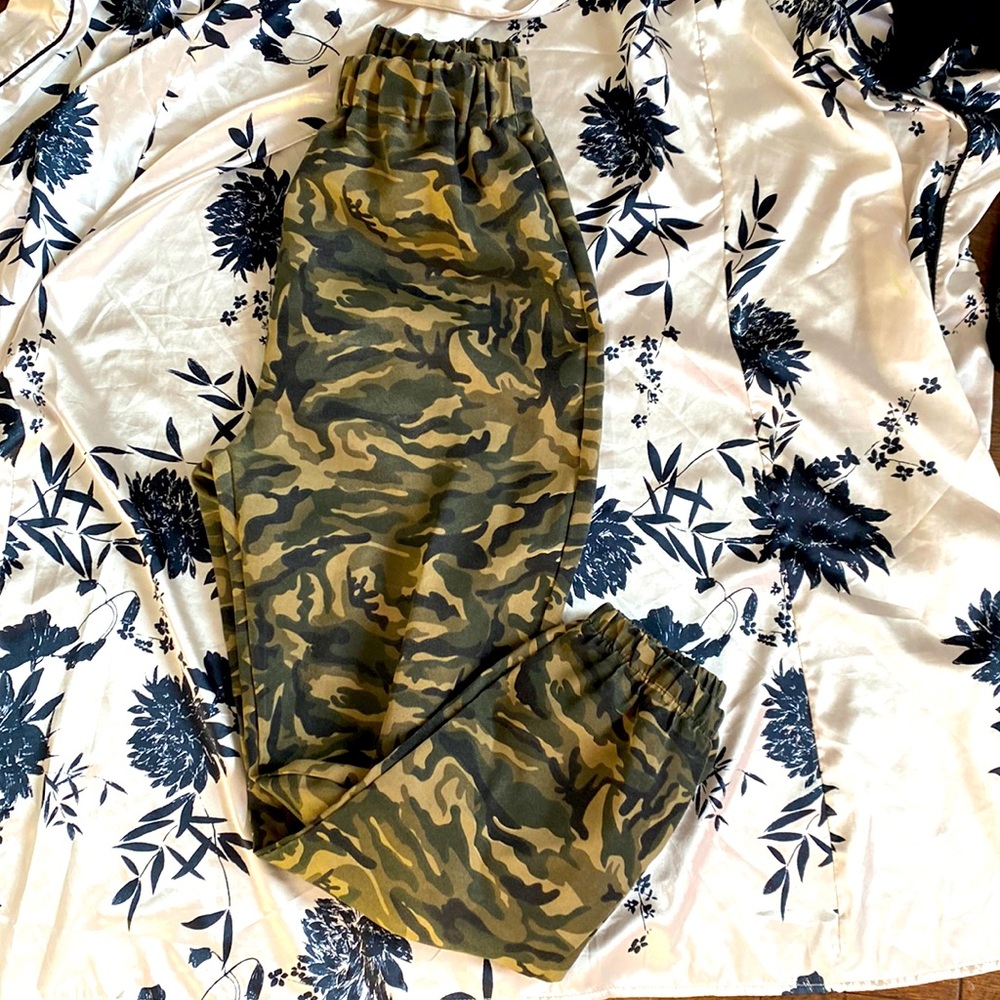 Baggy camo pants